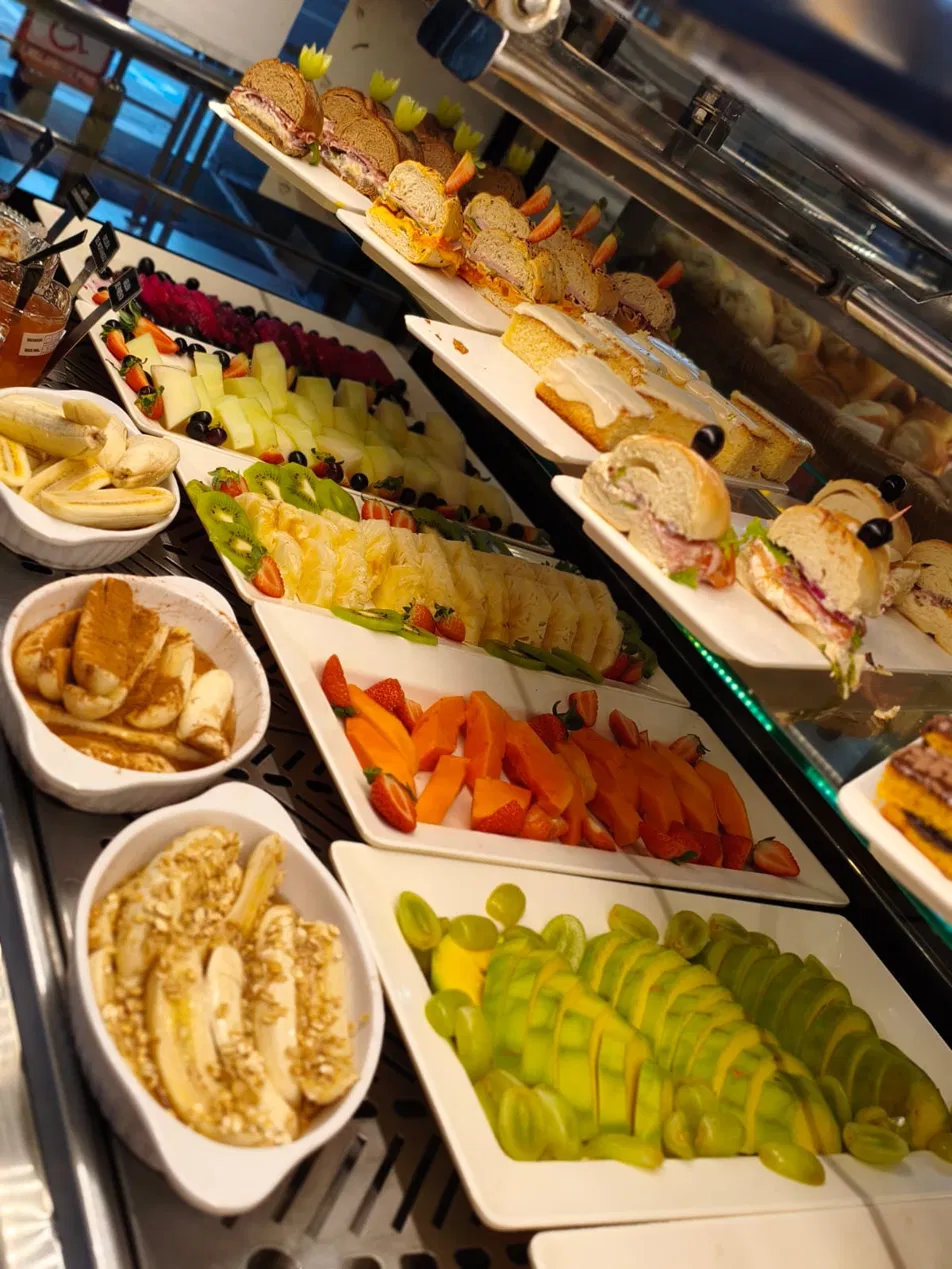 Frutas frescas e sanduíches naturais